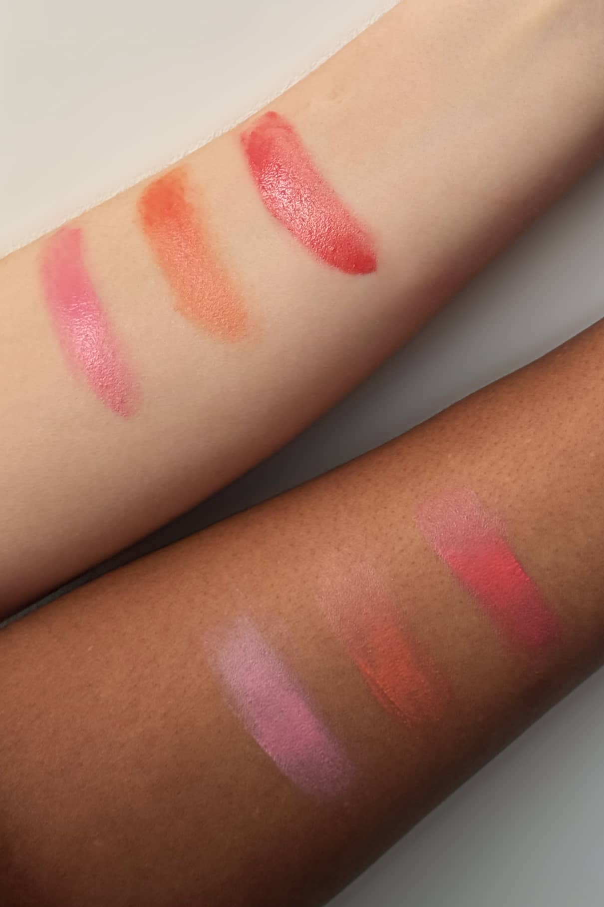 Zwei Arme mit unterschiedlichen Hauttönen zeigen Swatches von Velvet Cheeks no. 02 - ein silikonfreier Farbton - und zeigen, wie die Farbe auf jedem Teint wirkt.