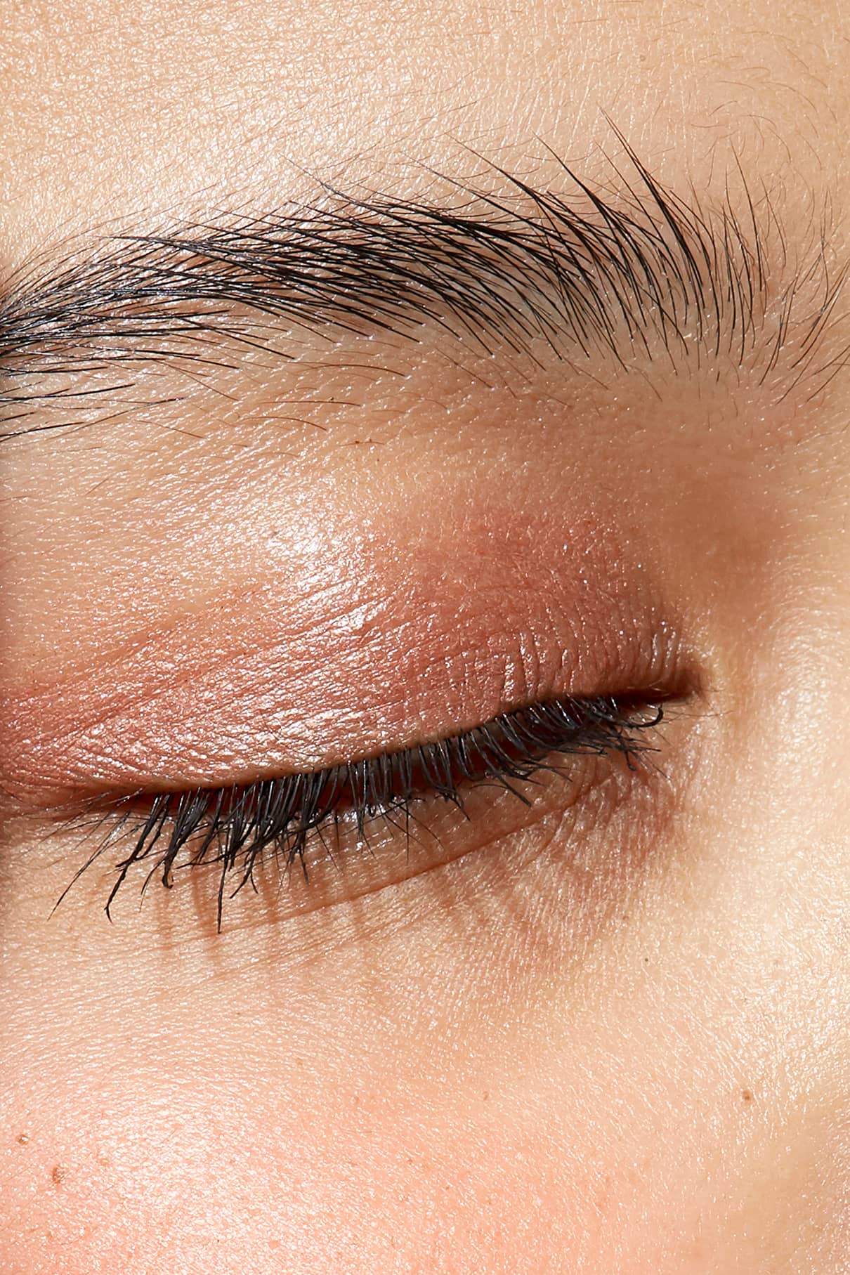 Eine Nahaufnahme des geschlossenen Auges einer Person, die mit dem Eye Colour Set verbessert wurde, hebt die natürliche Augenbraue, das Augenlid und die Hauttextur im Detail hervor.