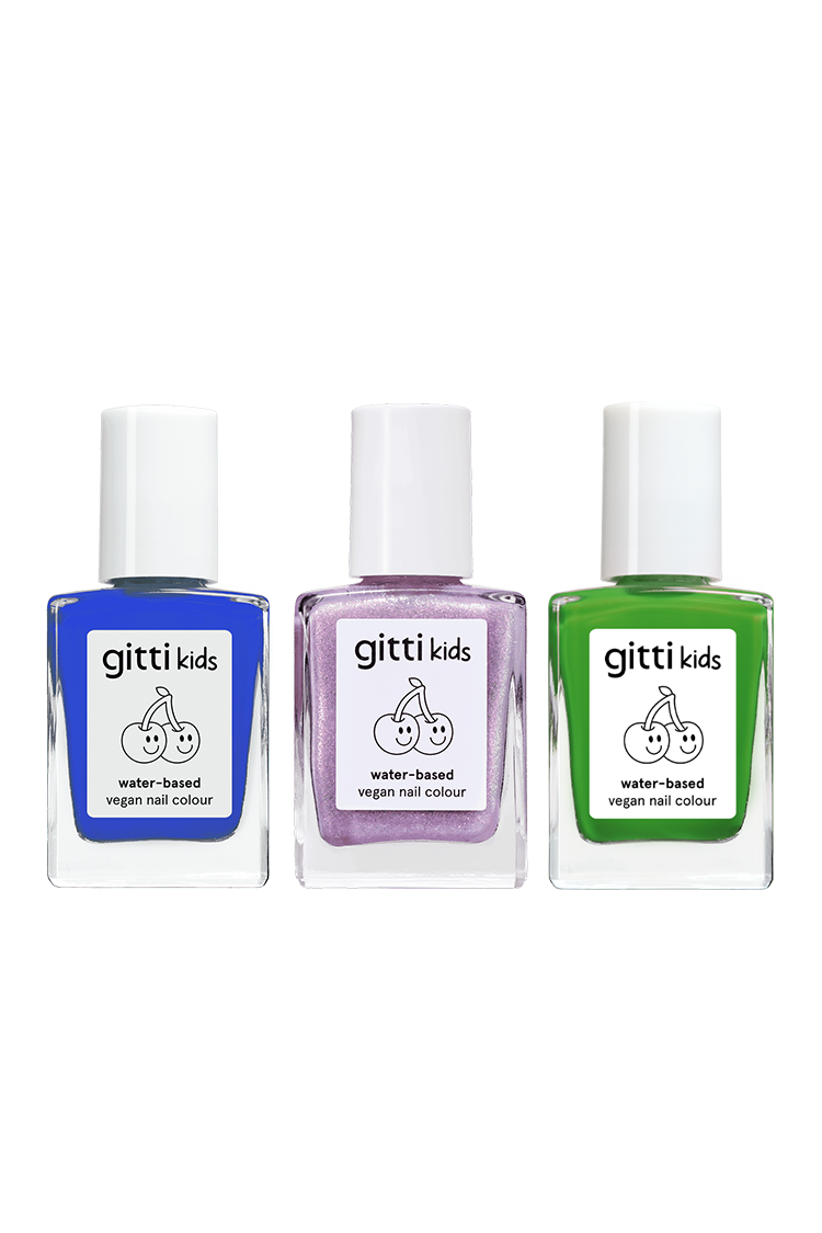 Das Kids Trio von gitti kids enthält drei Flaschen ungeschenkten Kindernagellack in blau, lavendel und grün, jeweils mit weißem Verschluss und einem niedlichen Hundedesign - sicherer, verspielter Nagellack für Kinder.